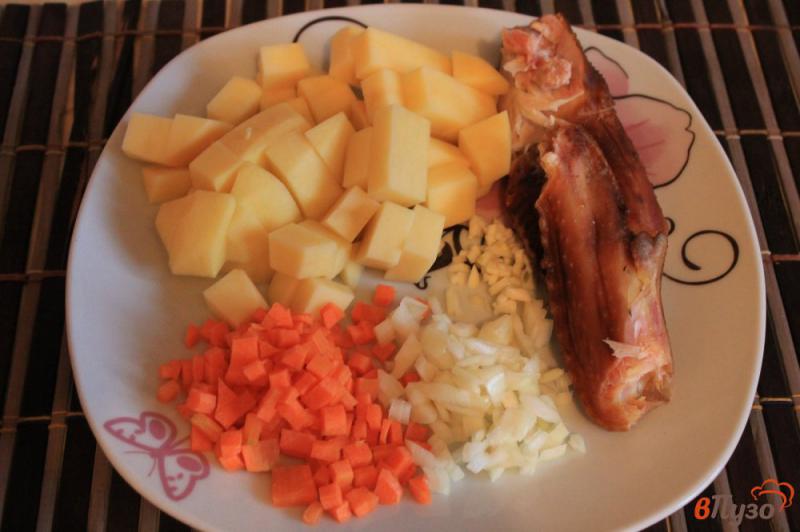 Фото приготовление рецепта: Картофельный суп с куриными крыльями шаг №1