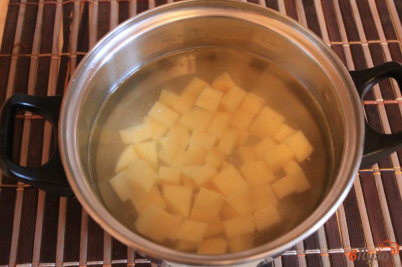 Фото приготовление рецепта: Картофельный суп с куриными крыльями шаг №2