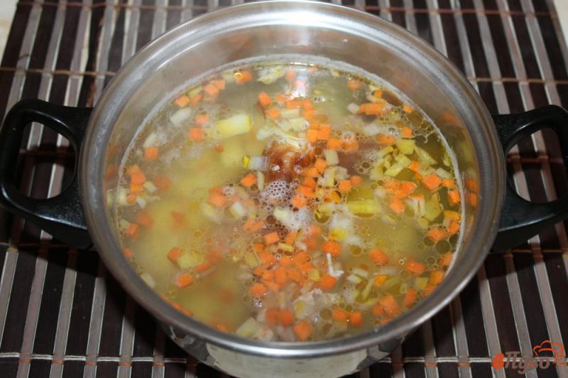 Фото приготовление рецепта: Картофельный суп с куриными крыльями шаг №4