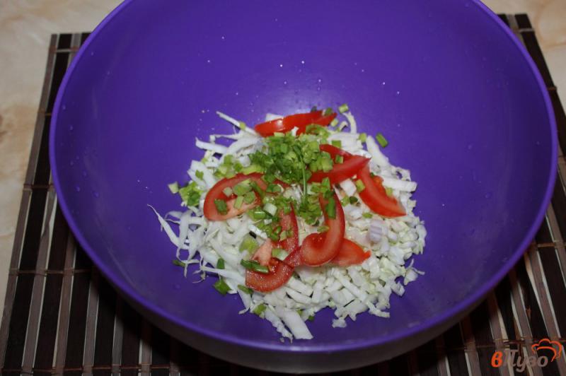 Фото приготовление рецепта: Салат с рыбными шариками, яйцом и капустой шаг №2