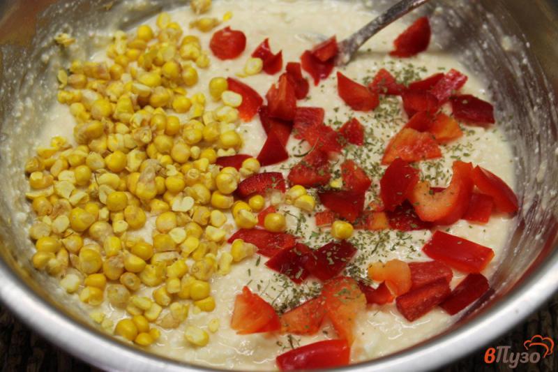 Фото приготовление рецепта: Творожная запеканка с кукурузой и болгарским перцем шаг №4