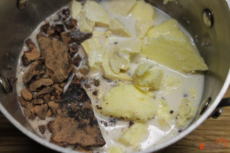 Фото приготовление рецепта: Шоколад с курагой, черносливом и семечками шаг №2