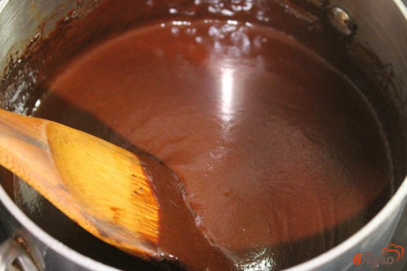 Фото приготовление рецепта: Шоколад с курагой, черносливом и семечками шаг №4