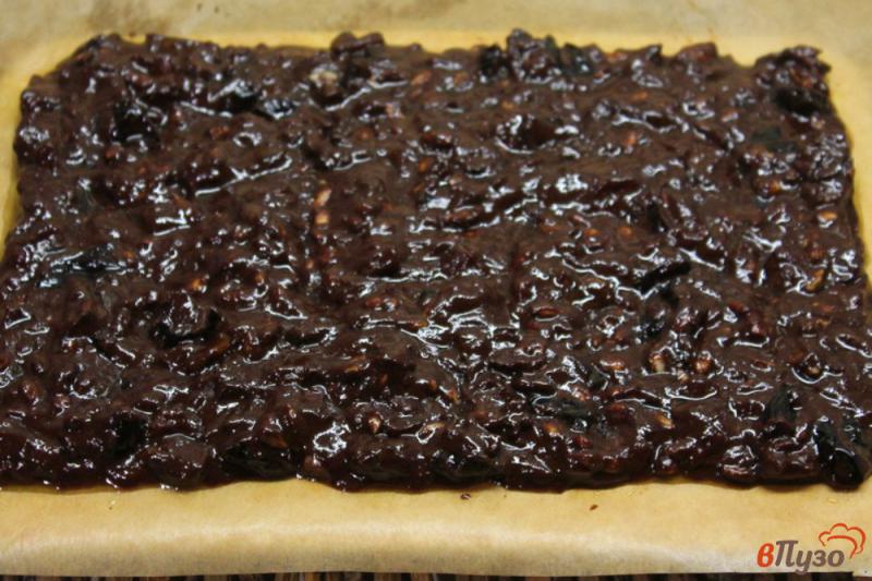 Фото приготовление рецепта: Шоколад с курагой, черносливом и семечками шаг №6