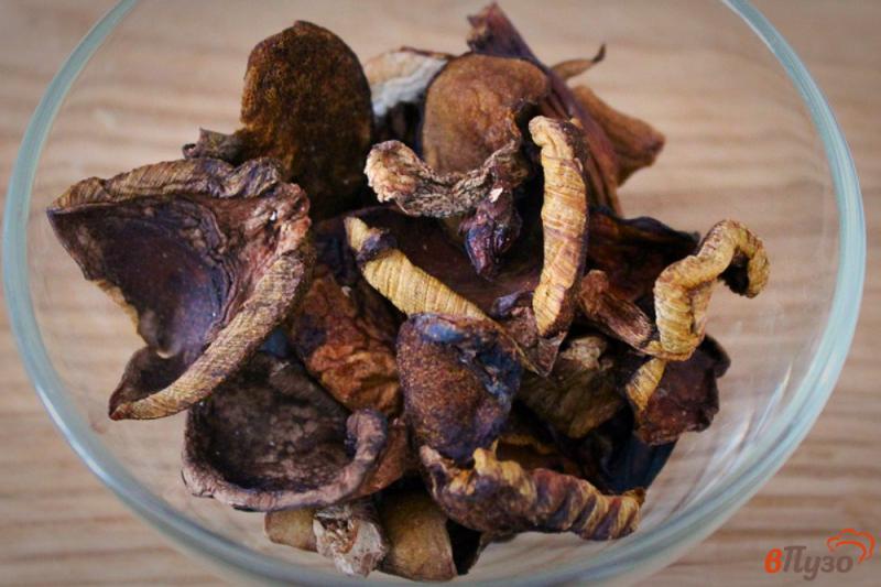 Фото приготовление рецепта: Красный борщ на мясном бульоне с грибами и фасолью шаг №4