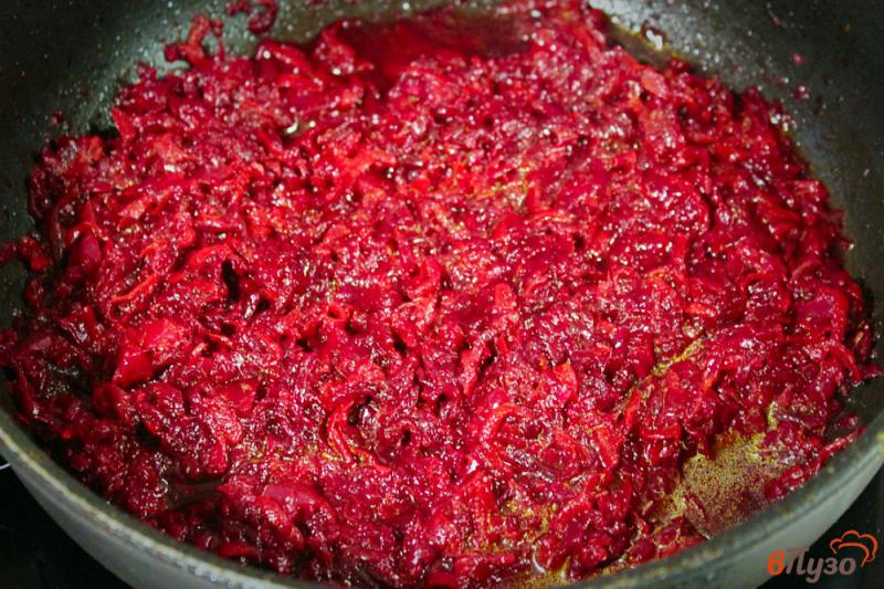 Фото приготовление рецепта: Красный борщ на мясном бульоне с грибами и фасолью шаг №6