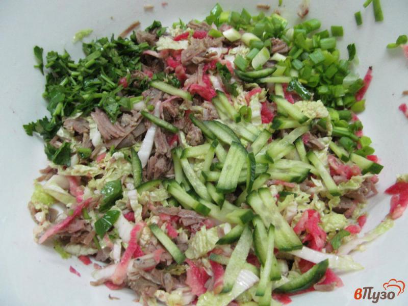 Фото приготовление рецепта: Мясной салат с редькой и пекинской капустой шаг №3
