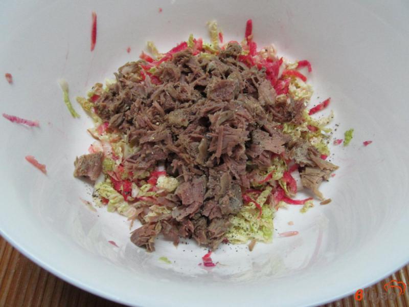 Фото приготовление рецепта: Мясной салат с редькой и пекинской капустой шаг №2