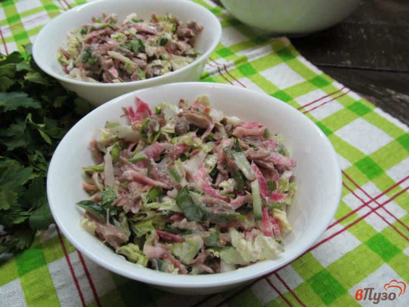 Фото приготовление рецепта: Мясной салат с редькой и пекинской капустой шаг №4