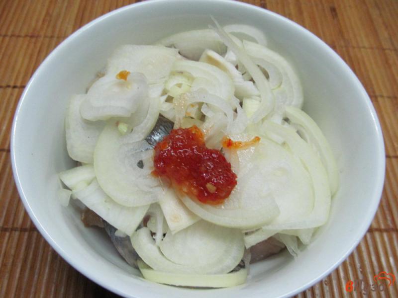 Фото приготовление рецепта: Сельдь в маринаде с томатной пастой шаг №4