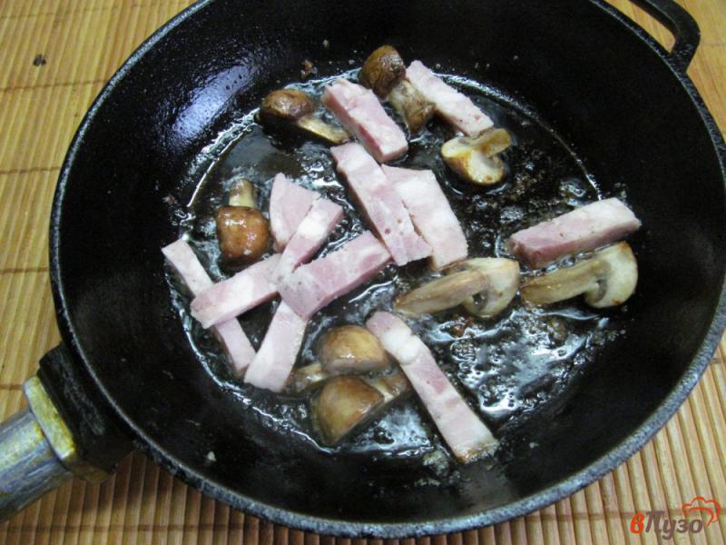 Фото приготовление рецепта: Феттучини с ветчиной и грибами шаг №2
