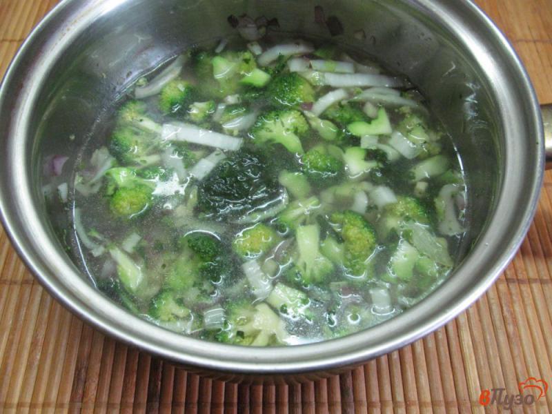 Фото приготовление рецепта: Крем-суп из брокколи и пекинской капустой шаг №4