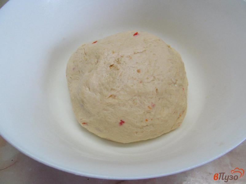 Фото приготовление рецепта: Булочки на картофельном тесте с перцем чили шаг №3
