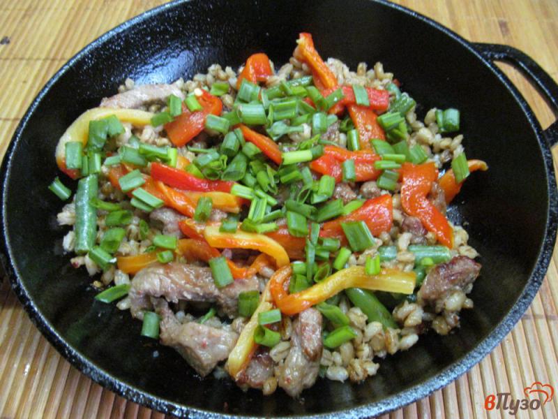 Фото приготовление рецепта: Теплый салат из телятины с перловкой и овощами шаг №5