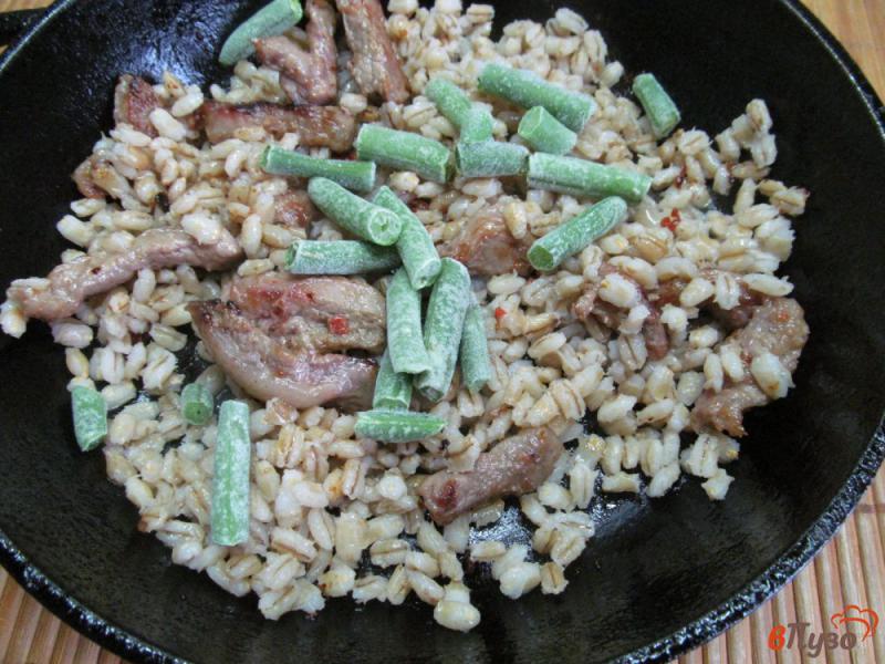 Фото приготовление рецепта: Теплый салат из телятины с перловкой и овощами шаг №4