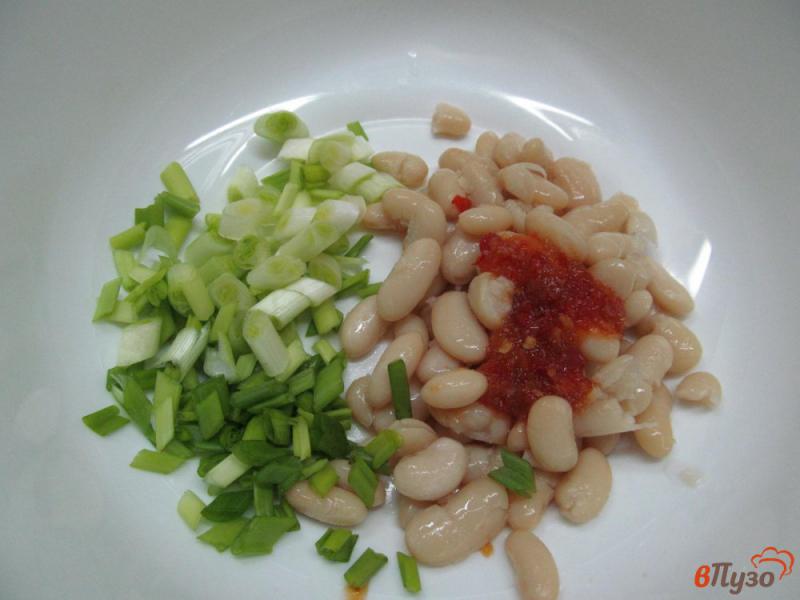 Фото приготовление рецепта: Рыбный салат с фасолью и помидором шаг №1