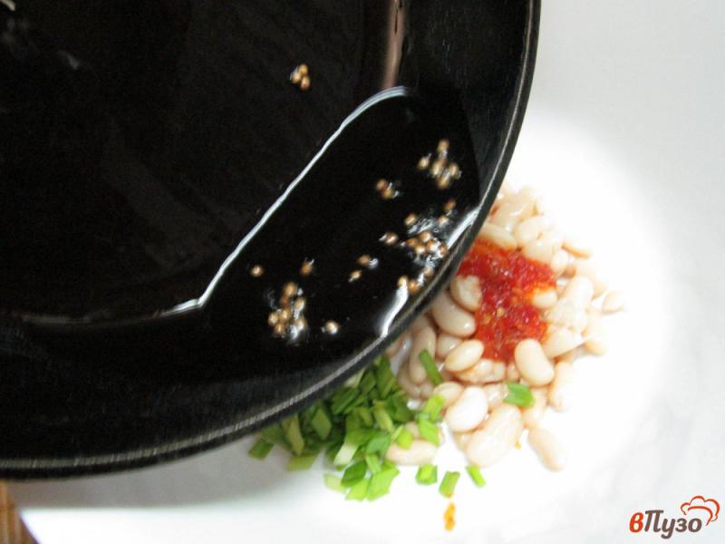 Фото приготовление рецепта: Рыбный салат с фасолью и помидором шаг №2