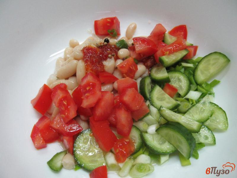 Фото приготовление рецепта: Рыбный салат с фасолью и помидором шаг №3
