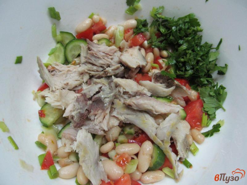 Фото приготовление рецепта: Рыбный салат с фасолью и помидором шаг №4