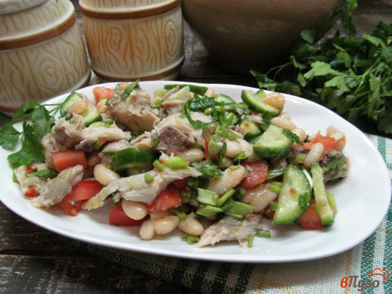 Фото приготовление рецепта: Рыбный салат с фасолью и помидором шаг №5
