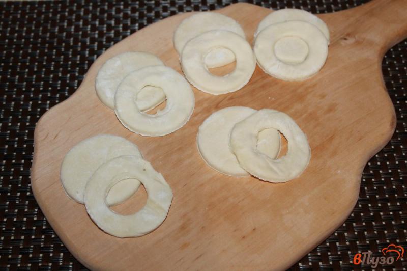 Фото приготовление рецепта: Волованы из слоеного теста с семгой, крем - сыром и икрой шаг №2