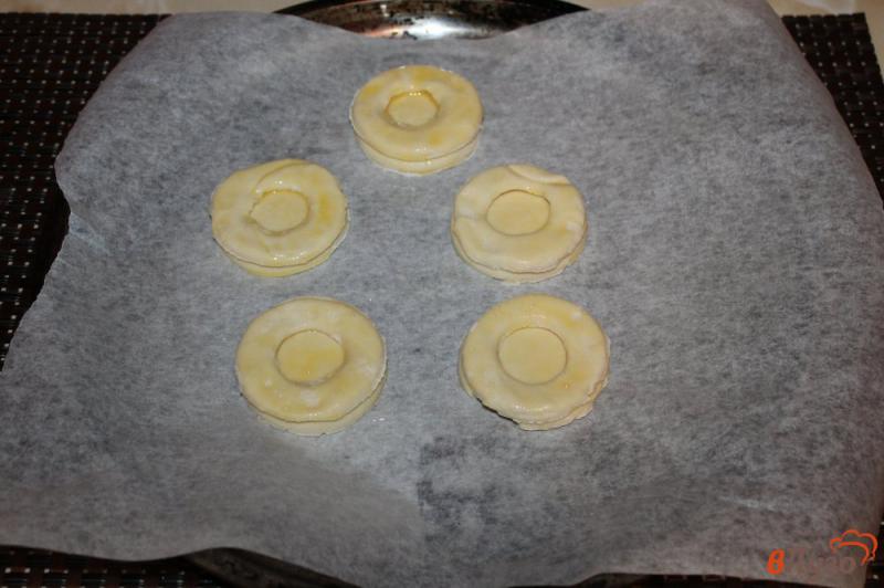 Фото приготовление рецепта: Волованы из слоеного теста с семгой, крем - сыром и икрой шаг №3
