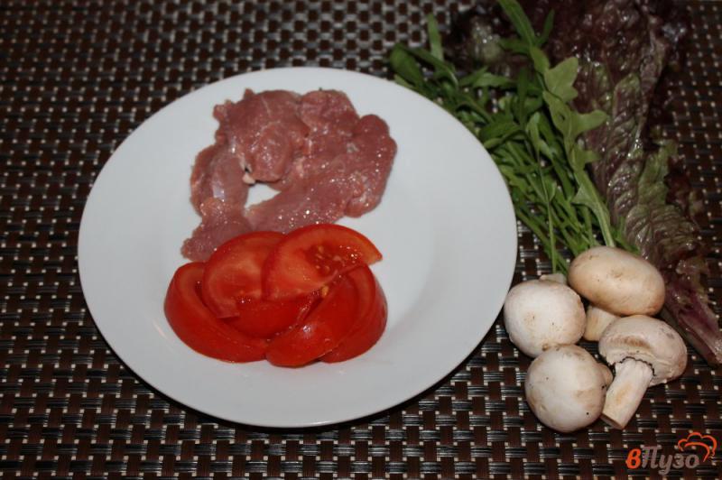 Фото приготовление рецепта: Теплый салат с телятиной, грибами и помидорами шаг №1