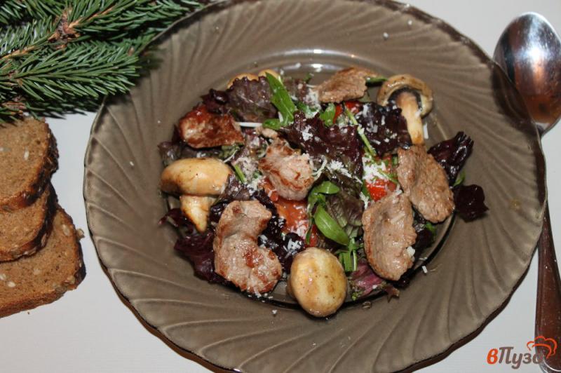 Фото приготовление рецепта: Теплый салат с телятиной, грибами и помидорами шаг №6