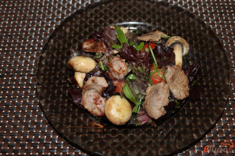 Фото приготовление рецепта: Теплый салат с телятиной, грибами и помидорами шаг №5