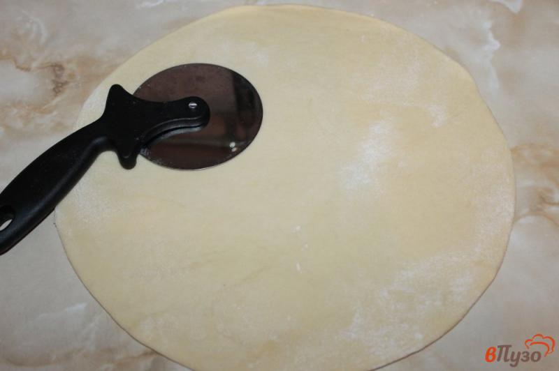 Фото приготовление рецепта: Пицца острая со свиной бужениной, беконом и моцареллой шаг №2