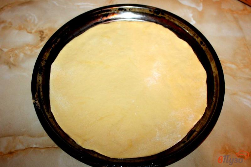 Фото приготовление рецепта: Пицца острая со свиной бужениной, беконом и моцареллой шаг №3