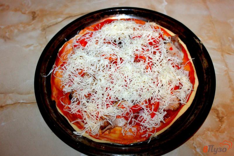 Фото приготовление рецепта: Пицца острая со свиной бужениной, беконом и моцареллой шаг №7