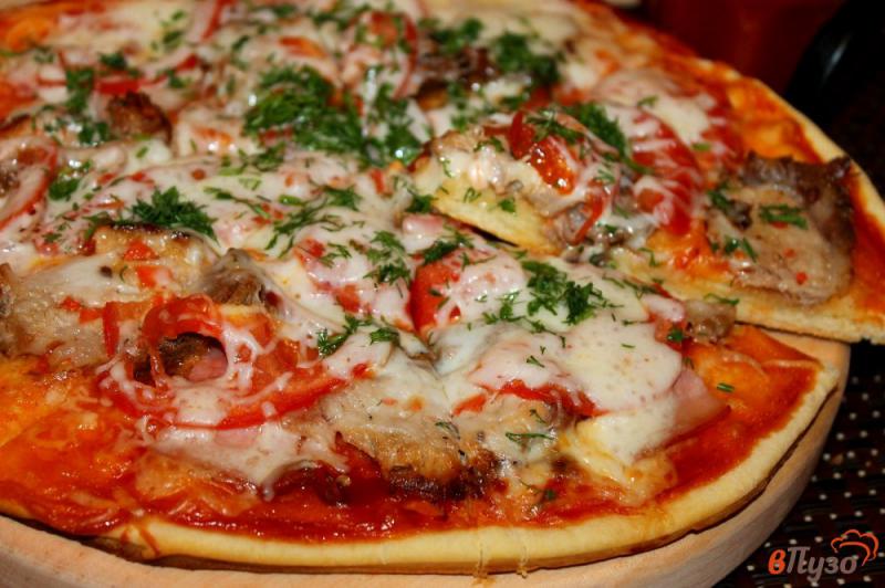 Фото приготовление рецепта: Пицца острая со свиной бужениной, беконом и моцареллой шаг №8