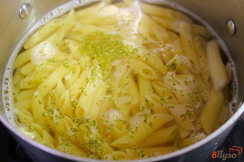 Фото приготовление рецепта: Паста с оливками, прошутто и сыром шаг №1
