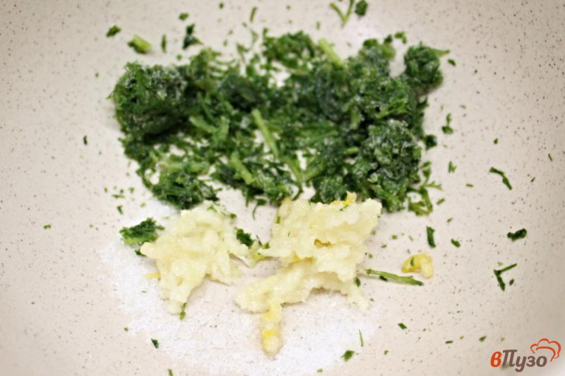 Фото приготовление рецепта: Скумбрия с сыром и чесноком в духовке шаг №2