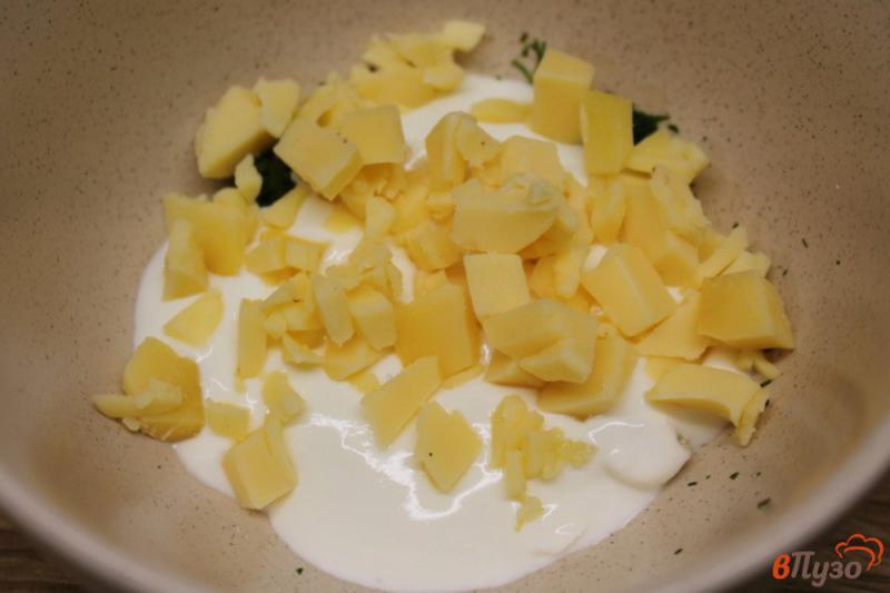 Фото приготовление рецепта: Скумбрия с сыром и чесноком в духовке шаг №3