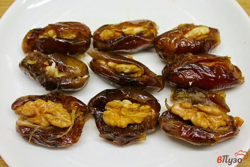 Фото приготовление рецепта: Финики с грецким орехом в шоколаде шаг №2