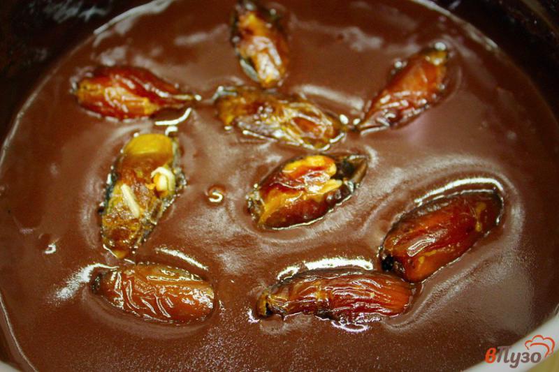 Фото приготовление рецепта: Финики с грецким орехом в шоколаде шаг №6