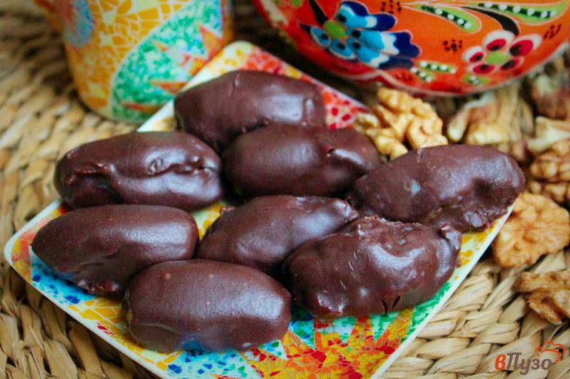 Фото приготовление рецепта: Финики с грецким орехом в шоколаде шаг №7