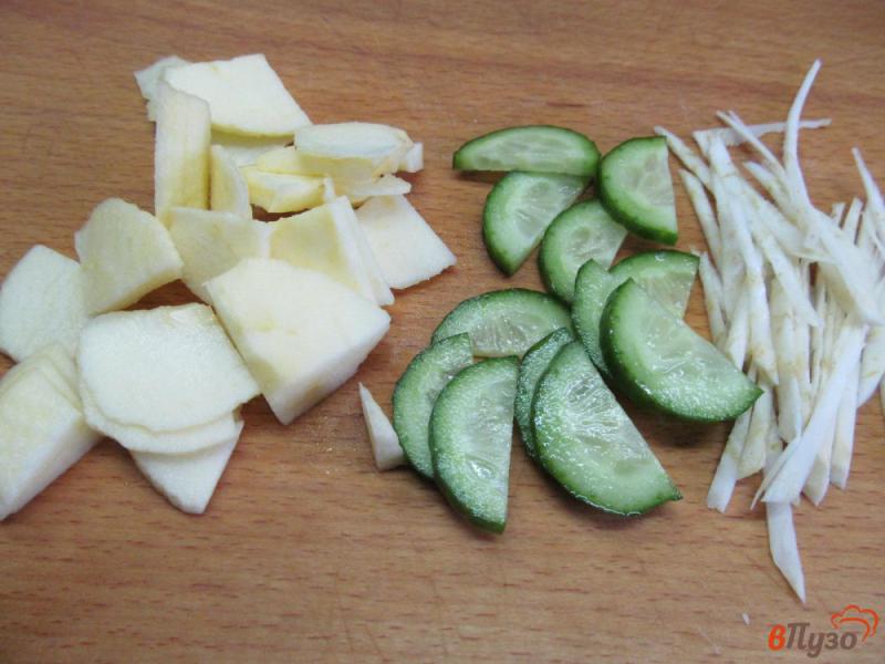 Фото приготовление рецепта: Салат с курицей и яблоками шаг №2