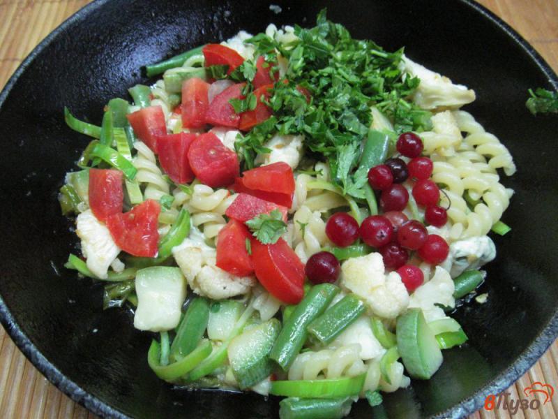 Фото приготовление рецепта: Паста с овощами сыром и клюквой шаг №5