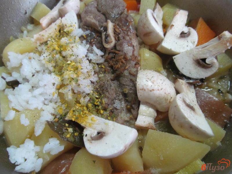 Фото приготовление рецепта: Тушеная баранина с овощами рисом и грибами шаг №5