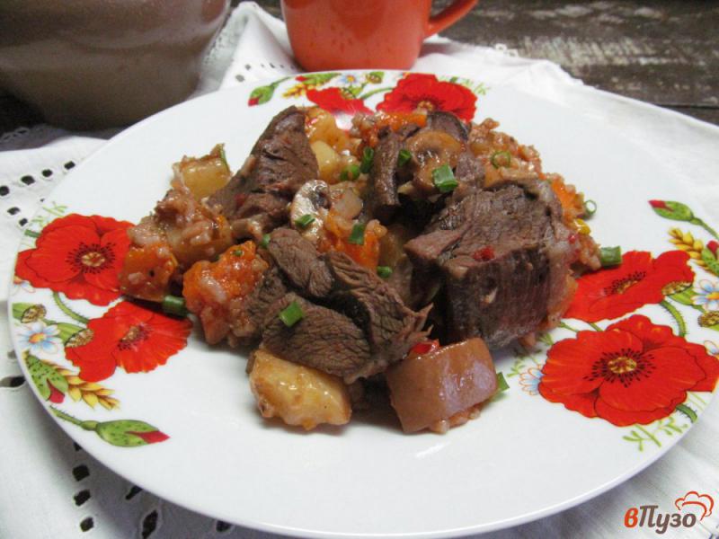 Фото приготовление рецепта: Тушеная баранина с овощами рисом и грибами шаг №7