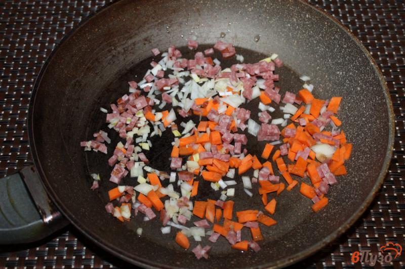 Фото приготовление рецепта: Рисовый суп с копченой колбасой и зеленью шаг №3