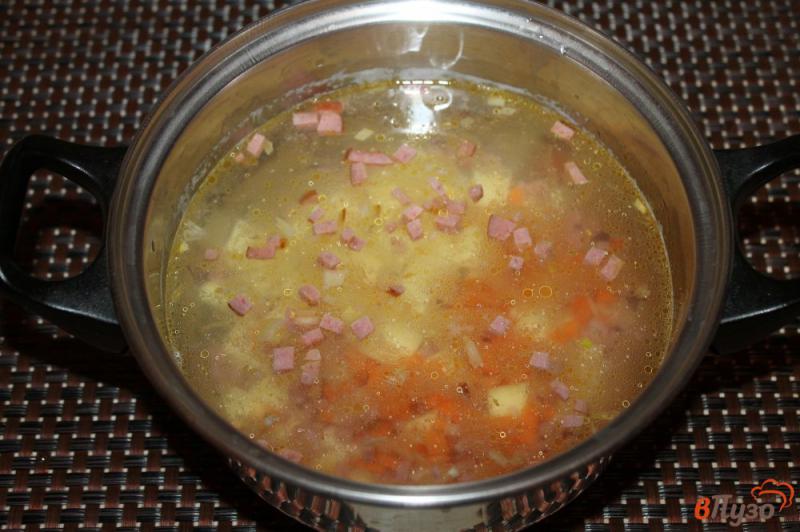 Фото приготовление рецепта: Рисовый суп с копченой колбасой и зеленью шаг №4