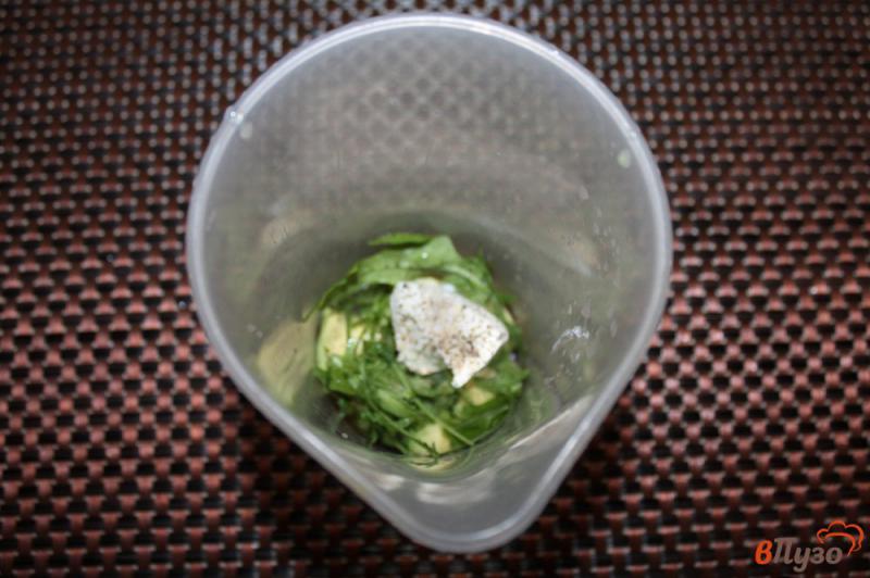 Фото приготовление рецепта: Паста из авокадо с рукколой и крем - сыром шаг №3