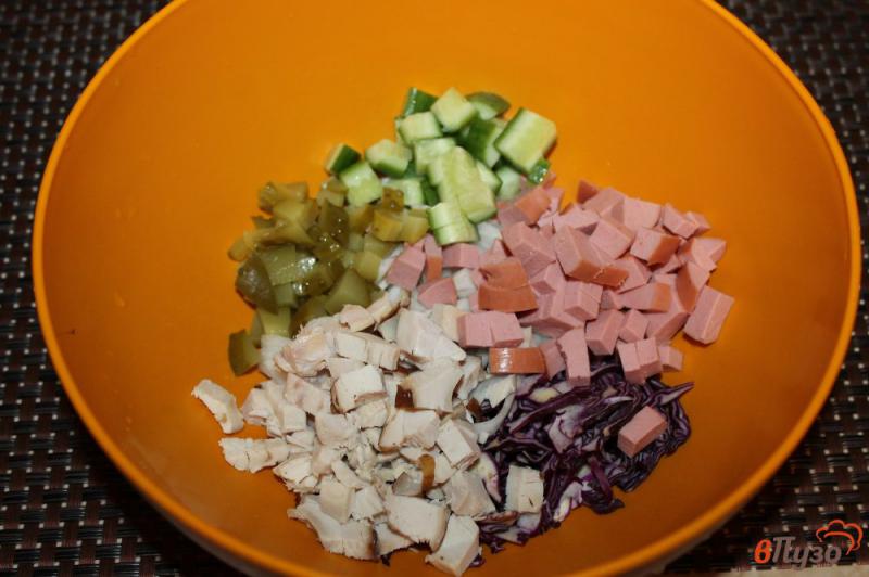 Фото приготовление рецепта: Салат из капусты с куриной грудкой, вареной колбасой и огурцом шаг №4