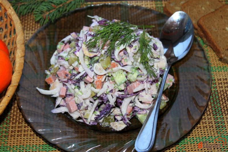 Фото приготовление рецепта: Салат из капусты с куриной грудкой, вареной колбасой и огурцом шаг №6