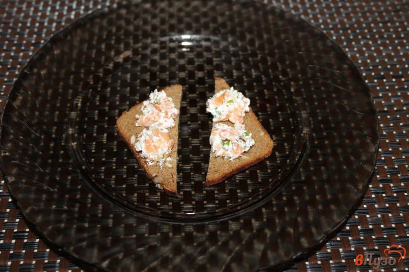 Фото приготовление рецепта: Бутерброды с копченым лососем, крем сыром и черри шаг №4