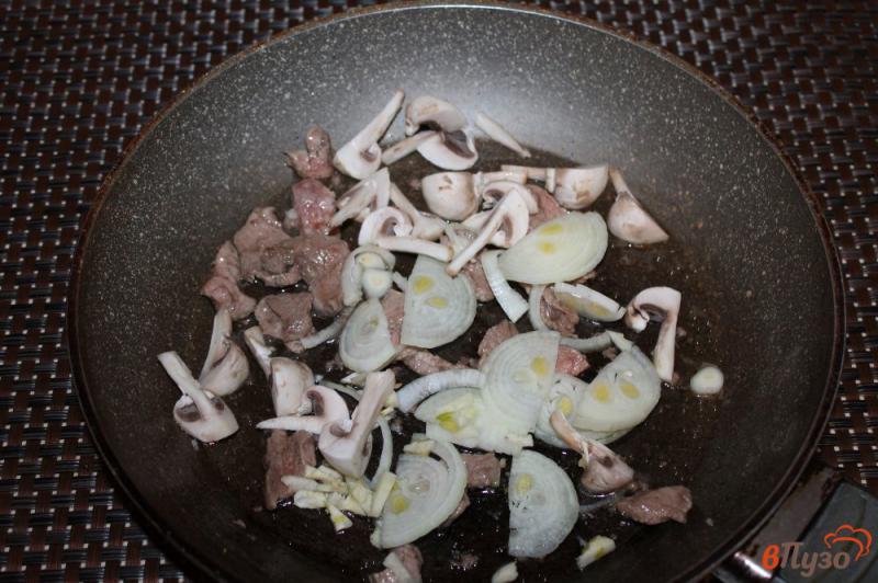 Фото приготовление рецепта: Картофель с телятиной в сливочном соусе шаг №5